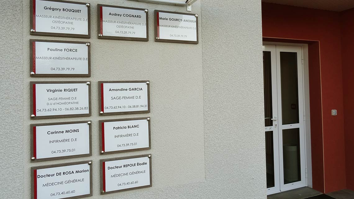 Plaque professionnelle pour les médecins : Où en faire fabriquer une ?